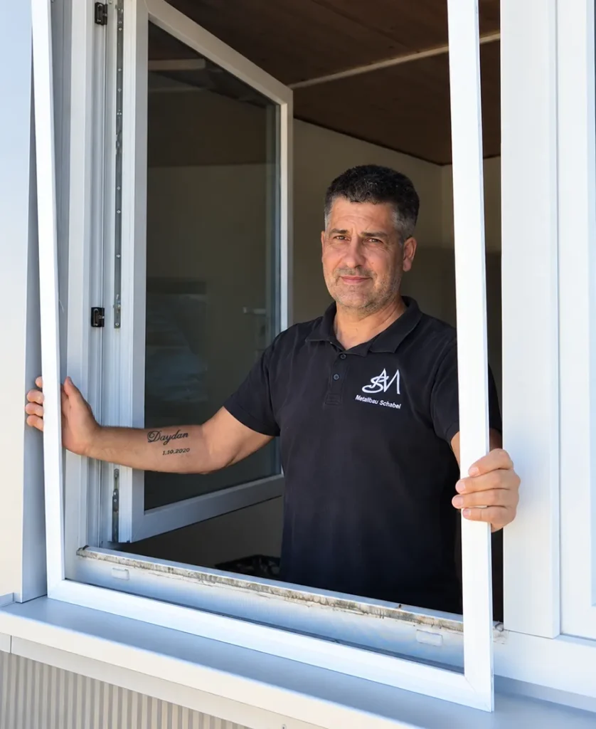 Herr Schabel montiert Fliegengitterfenster